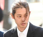 정준영, 출소한 지 4개월…프랑스 클럽서 女스킨십 '국제적 수치' [엑's 이슈]