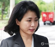 법원 들어서는 김혜경 씨