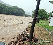 급류에 쓸려 사라진 학교 담장