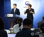 의과대학 학사 탄력 운영 가이드라인 발표하는 이주호 부총리