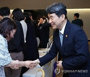 차담회 참석자와 인사하는 이주호 부총리