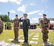 경례하는 권혁동 육군 11사단장