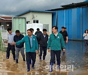 [포토] 안병우 축산경제 대표, 침수 피해 축산 농가 점검