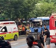 "시민들이 살렸다"…홍제역 인근서 버스 바퀴에 깔린 70대 구조