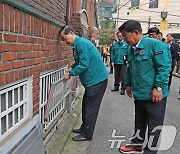 반지하 가구 물막이판 설치하는 한덕수 총리