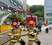 침수지역 배수 과정 참관하는 한덕수 총리