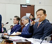 답하는 김철문 청장, 목축이는 이상민 장관