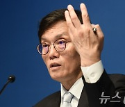 이창용 총재 "금리인하 시점, 환율·부동산·가계부채 고려해 결정"