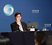 취재진 질문 듣는 이창용 총재