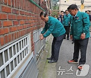 반지하 주택가 찾은 한 총리…"물막이판 설치 잘 됐나요?"