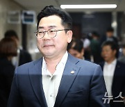 정책 의원총회 참석하는 박찬대 당대표 직무대행