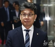 정책 의총 참석하는 진성준 정책위의장