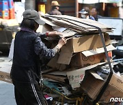 광주 광산구 폭염 속 폐지 줍는 어르신에 대체 일자리 제공