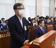 마스크로 얼굴 가리고 행안위 출석한 진화위 조사국장