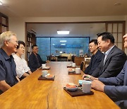 김두관 만난 문재인 전 대통령 “이재명과 선의의 경쟁 하길”