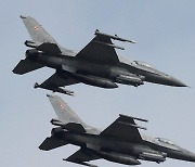 나토, 우크라에 'F-16' 이전 시작…젤렌스키 "128대 달라"