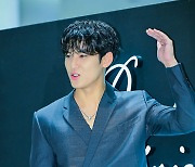 세븐틴 민규, '포토월이 낮아서 사진이?' [사진]