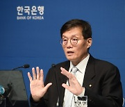 이창용 “금리 인하 논의 분위기 조성됐다…시장 기대 과도해”