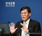 통화정책방향 기자간담회서 발언하는 이창용 총재