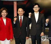 2차 당 대표 후보 방송토론회서 기념 촬영하는 국민의힘 당 대표 후보들