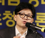 취재진 질문에 답하는 한동훈