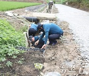 '폭우에 실종된 대학생을 찾기 위해'