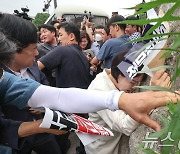 경찰과 실랑이 중 고통 호소하는 전현희 의원