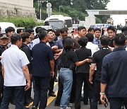 항의방문 중 경찰과 실랑이 하는 국회 야당 법사위원들