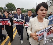 야당 법사위원들, '증인출석요구서 수령 촉구' 항의 방문