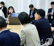 조국혁신당 의원들 향해 발언하는 안상미 위원장