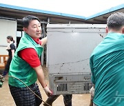 수해 복구 현장서 구슬땀 흘리는 서철모 대전 서구청장