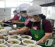 "건강 잘 챙기셨으면"…초복 앞두고 원주서 삼계탕 기부 행렬