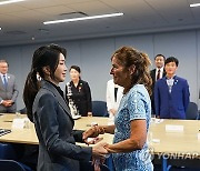 김건희 여사, 미국서 탈북민 만나 "저와 정부가 끝까지 함께할 것"