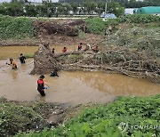 [속보] 폭우 속 실종 20대 의대생, 55시간 만에 끝내 숨진 채 발견..."지문 일치"