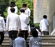 수련병원, 전공의 사직 일괄 수리…교수 휴진 여파에 정부 '건보 선지급 보류'