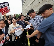 용산 쫓아간 野 법사위, '尹 청문회 증인 서류'는 길바닥에