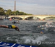 "센강 깨끗해"…수질 논란에 파리시장 '풍덩'