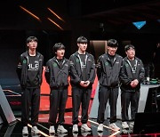 ‘EWC 챔피언’ 무너뜨린 ‘파괴전차’…HLE, T1 2-1 격파 [LCK]