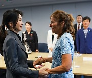 김여사, 美 탈북민 만나 “희망의 등불”…尹내외 귀국길