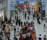 휴가철 앞두고 붐비는 인천공항