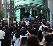 시민들로 붐비는 퇴근 시간대 성수역