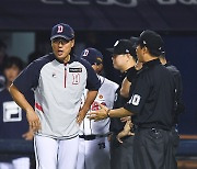 [ST포토] 이승엽 감독, '비디오 판독에 강하게 어필'