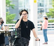 [T포토] 우영 '얘들아, 오빠 출국한다'