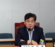 기자들 질문에 답하는 이인재 최저임금위원장