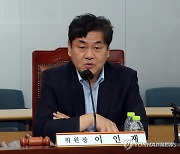 기자들 질문에 답하는 이인재 최저임금위원장