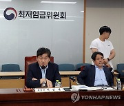 기자들 질문에 답하는 이인재 최저임금위원장