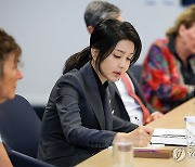 김건희 여사, 미 워싱턴에서 열린 북한인권 간담회 참석