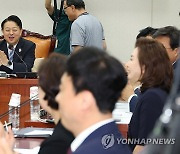 박수치는 김영호 위원장