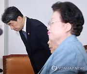 인사하는 이주호 부총리