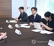 미국정보기술산업협회 회장과 면담하는 양병내 통상차관보